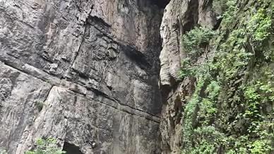 旅行游玩岩石拍摄视频视频的预览图